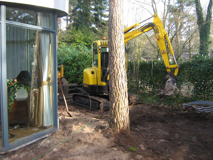 grondwerk met kleine graafmachine